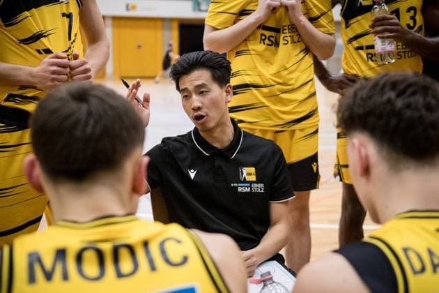 Kheeryoung Rhee (Porsche BBA, Headcoach) - Auszeit, Ansprache an das Team GER, Porsche BBA Ludwigsburg - CATL Basketball Loewen Erfurt, 2. Barmer Basketball Bundesliga, ProB Sued, Saison 2025 2026, 23.11.2025 GER, Porsche BBA Ludwigsburg - CATL Basketball Loewen Erfurt, 2. Barmer Basketball Bundesliga, ProB Sued, Saison 2025 2026, 23.11.2025 Ludwigsburg Copyright: xSandyxDinkelackerx EP_EER