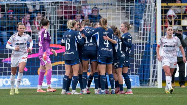 Spielerinnen der TSG 1899 Hoffenheim, jubeln über das Tor zum 1:0, Jubel, Torjubel, Torerfolg, celebrate the goal, goal, celebration, jubelt ueber das Tor, Freuen, Freude, freut sich, optimistisch, positiv, Spielszene, Highlight, Action, Aktion, 23.11.2025, Sinsheim (Hoffenheim) (Deutschland), Fussball, Google Pixel Frauen-Bundesliga, TSG 1899 Hoffenheim - FC Bayern München, DFB DFL REGULATIONS PROHIBIT ANY USE OF PHOTOGRAPHS AS IMAGE SEQUENCES AND OR QUASI-VIDEO.