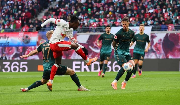 RB Leipzig - Bremen Bundesliga Leipzig, 23.11.2025, Red Bull Arena, Fussball, Bundesliga, Spieltag 11 , RB Leipzig vs. SV Werder Bremen , Im Bild: Yan Diomande (49, RB Leipzig) zieht vor Marco Grüll Gruell (17, Bremen) und Marco Friedl (32, Bremen) ab. ,