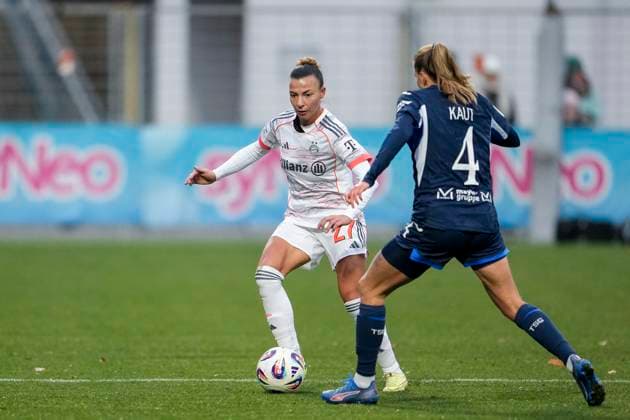 v.li.: Arianna Caruso (FCB, 27), Lisann Kaut (TSG, 4), Zweikampf, Spielszene, Duell, duel, tackle, tackling, Dynamik, Action, Aktion, 23.11.2025, Sinsheim (Hoffenheim) (Deutschland), Fussball, Google Pixel Frauen-Bundesliga, TSG 1899 Hoffenheim - FC Bayern München, DFB DFL REGULATIONS PROHIBIT ANY USE OF PHOTOGRAPHS AS IMAGE SEQUENCES AND OR QUASI-VIDEO.