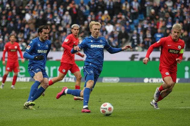 Am Ball Leo Opitz (Karlsruher SC, 17), Karlsruher SC vs. SV Elversberg, 2. Bundesliga, 13. Spieltag, 2025 2026, 23.11.2025, DFL REGULATIONS PROHIBIT ANY USE OF PHOTOGRAPHS AS IMAGE SEQUENCES AND OR QUASI-VIDEO, Karlsruher SC vs. SV Elversberg, 2. Bundesliga, 13. Spieltag, 2025 2026, 23.11.2025 Karlsruhe Copyright: xEibner-Pressefoto JanxPrihodax EP_JPA