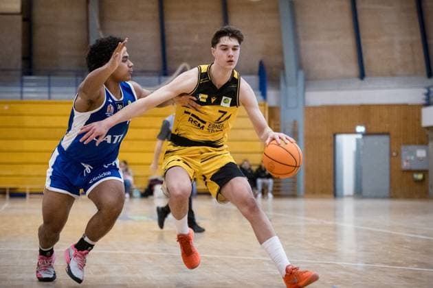 Marko Masic (Porsche BBA, 07) vs. Jeremie Fotso-Sighom (CATL Basketball Loewen Erfurt, 14) GER, Porsche BBA Ludwigsburg - CATL Basketball Loewen Erfurt, 2. Barmer Basketball Bundesliga, ProB Sued, Saison 2025 2026, 23.11.2025 GER, Porsche BBA Ludwigsburg - CATL Basketball Loewen Erfurt, 2. Barmer Basketball Bundesliga, ProB Sued, Saison 2025 2026, 23.11.2025 Ludwigsburg Copyright: xSandyxDinkelackerx EP_EER