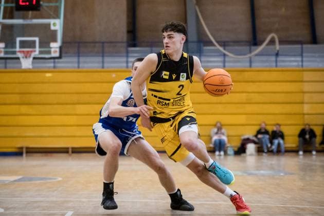 Lars Danziger (Porsche BBA, 02) zieht vorbei an (verdeckt) Luke-Johan Kiraly (CATL Basketball Loewen Erfurt, 22) GER, Porsche BBA Ludwigsburg - CATL Basketball Loewen Erfurt, 2. Barmer Basketball Bundesliga, ProB Sued, Saison 2025 2026, 23.11.2025 GER, Porsche BBA Ludwigsburg - CATL Basketball Loewen Erfurt, 2. Barmer Basketball Bundesliga, ProB Sued, Saison 2025 2026, 23.11.2025 Ludwigsburg Copyright: xSandyxDinkelackerx EP_EER