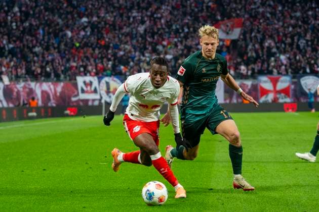 GER, Leipzig, Fußball, DFL Bundesliga, 11. Spieltag, RB Leipzig vs. Werder Bremen im Bild v.l.: Yan Diomande (RB Leipzig 49), Marco Gruell (Werder Bremen 17), Zweikampf, 23.11.2025, Red-Bull Arena Leipzig DFL DFB REGULATIONS PROHIBIT ANY USE OF PHOTOGRAPHS AS IMAGE SEQUENCES AND OR QUASI-VIDEO, Copyright: HMBxMedia PaulxFritz