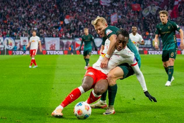 GER, Leipzig, Fußball, DFL Bundesliga, 11. Spieltag, RB Leipzig vs. Werder Bremen im Bild v.l.: Yan Diomande (RB Leipzig 49), Marco Gruell (Werder Bremen 17), Zweikampf, 23.11.2025, Red-Bull Arena Leipzig DFL DFB REGULATIONS PROHIBIT ANY USE OF PHOTOGRAPHS AS IMAGE SEQUENCES AND OR QUASI-VIDEO, Copyright: HMBxMedia PaulxFritz
