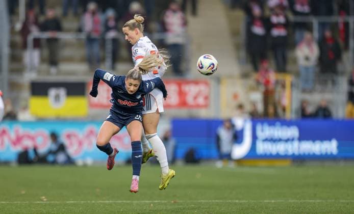 DEU, Hoffenheim, TSG Hoffenheim vs FC Bayern München, Google Pixel Bundesliga, DFB, Saison 2526, Dietmar-Hopp-Stadion, 11. Spieltag, im Bild v.l.n.r: Janna Grimm (Hoffenheim 26), Franziska Kett (Bayern München 20) DFB DFL REGULATIONS PROHIBIT ANY USE OF PHOTOGRAPHS AS IMAGE SEQUENCES AND OR QUASI-VIDEO, 23.11.2025, Copyright: HMBxMedia HendrikxHamelau