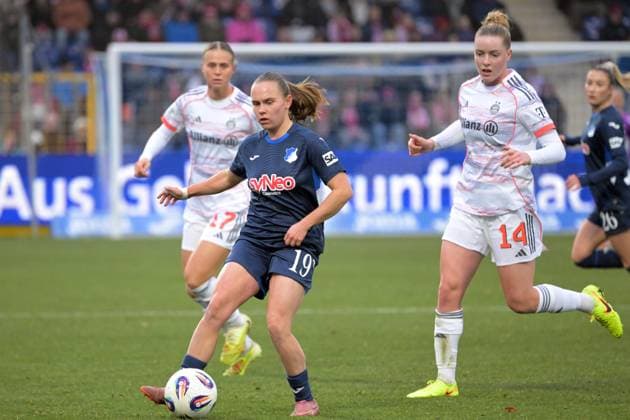 Marie Steiner (TSG 1899 Hoffenheim, 19) im Zweikampf mit Alara (FC Bayern Muenchen, 14) GER, TSG 1899 Hoffenheim vs. FC Bayern Muenchen , Fussball, Google Pixel Frauen-Bundesliga, Saison 2025 2026, 23.11.2025 DFB DFL regulations prohibit any use of photographs as image sequences and or quasi-video GER, TSG 1899 Hoffenheim vs. FC Bayern Muenchen , Fussball, Google Pixel Frauen-Bundesliga, Saison 2025 2026, 23.11.2025 Hoffenheim Copyright: xEibner-Pressefoto TobiasxBaurx EP_TBR