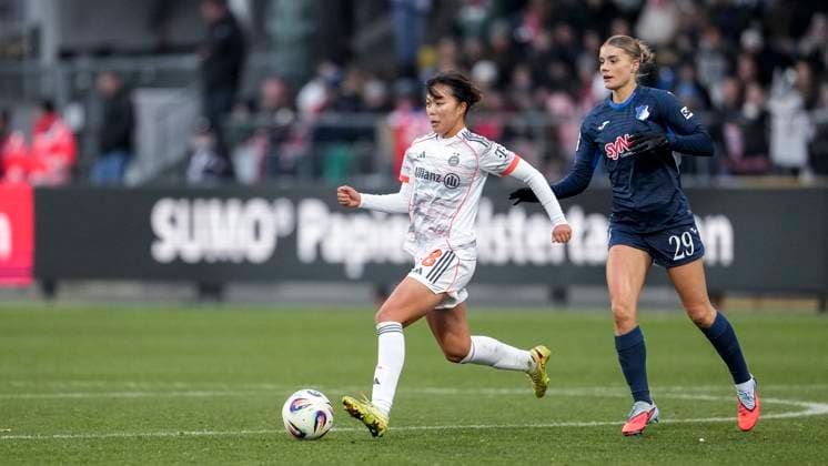 v.li.: Momoko Tanikawa (FCB, 18), Selina Cerci (TSG, 29), Zweikampf, Spielszene, Duell, duel, tackle, tackling, Dynamik, Action, Aktion, 23.11.2025, Sinsheim (Hoffenheim) (Deutschland), Fussball, Google Pixel Frauen-Bundesliga, TSG 1899 Hoffenheim - FC Bayern München, DFB DFL REGULATIONS PROHIBIT ANY USE OF PHOTOGRAPHS AS IMAGE SEQUENCES AND OR QUASI-VIDEO.