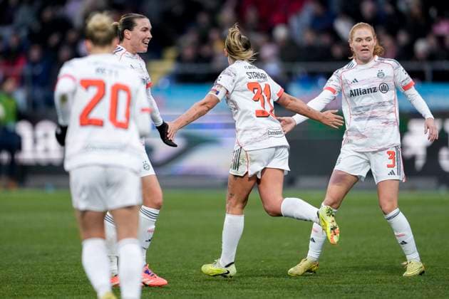 v.li.: Franziska Kett (FCB, 20), Vanessa Gilles (FCB, 2), Torschützin Georgia Stanway (FCB, 31), Stine Ballisager Pedersen (FCB, 3), Spielerinnen vom FC Bayern München, jubeln über das Tor zum 1:1, Jubel, Torjubel, Torerfolg, celebrate the goal, goal, celebration, jubelt ueber das Tor, Freuen, Freude, freut sich, optimistisch, positiv, Spielszene, Highlight, Action, Aktion, 23.11.2025, Sinsheim (Hoffenheim) (Deutschland), Fussball, Google Pixel Frauen-Bundesliga, TSG 1899 Hoffenheim - FC Bayern München, DFB DFL REGULATIONS PROHIBIT ANY USE OF PHOTOGRAPHS AS IMAGE SEQUENCES AND OR QUASI-VIDEO.