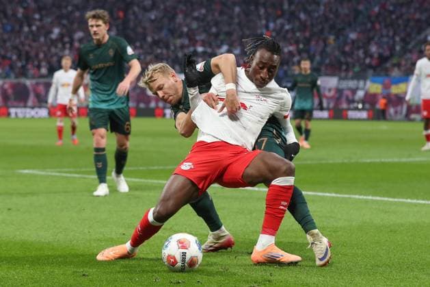 23.11.2025, xtgx, Fussball - 1.Bundesliga RB Leipzig - SV Werder Bremen emspor, v.l. Yan Diomande (Leipzig, 49), Marco Gruell (Grüll, Bremen, 17) Zweikampf, Duell, Kampf, tackle (DFL DFB REGULATIONS PROHIBIT ANY USE OF PHOTOGRAPHS as IMAGE SEQUENCES and or QUASI-VIDEO) Leipzig
