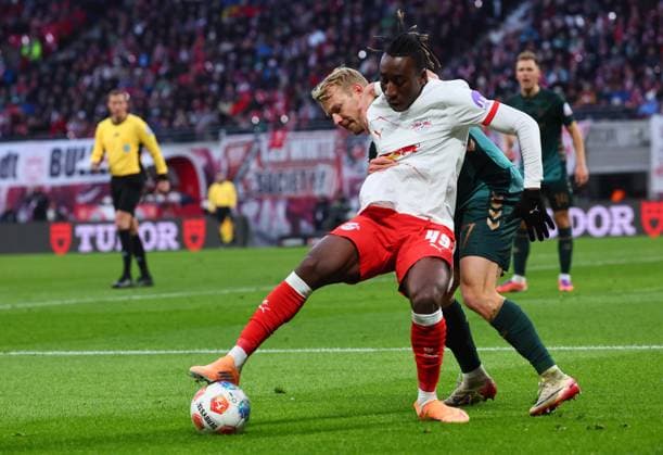 RB Leipzig - Bremen Bundesliga Leipzig, 23.11.2025, Red Bull Arena, Fussball, Bundesliga, Spieltag 11 , RB Leipzig vs. SV Werder Bremen , Im Bild: Zweikampf. Yan Diomande (49, RB Leipzig) (vorn) und Marco Grüll Gruell (17, Bremen) ,