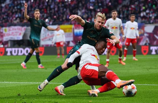 RB Leipzig - Bremen Bundesliga Leipzig, 23.11.2025, Red Bull Arena, Fussball, Bundesliga, Spieltag 11 , RB Leipzig vs. SV Werder Bremen , Im Bild: Zweikampf. Yan Diomande (49, RB Leipzig) (vorn) und Marco Grüll Gruell (17, Bremen) ,