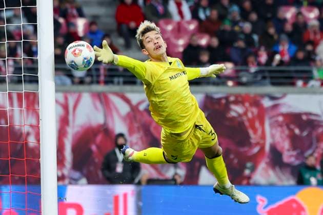 Torhueter Mio Backhaus (Werder Bremen) kontrolliert den Ball, Bundesliga, RB Leipzig v SV Werder Bremen, Red Bull Arena am 23. November 2025 in Leipzig, Deutschland. (Foto von Marco Steinbrenner DeFodi Images) Torhueter Mio Backhaus (Werder Bremen) controls the ball, Bundesliga, RB Leipzig v SV Werder Bremen, Red Bull Arena, November 23, 2025 in Leipzig, Germany. (Photo by Marco Steinbrenner DeFodi Images) DFL regulations prohibit any use of photographs as image sequences and or quasi-video.