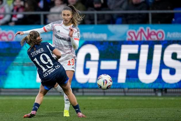 v.li.: Marie Steiner (TSG, 19), Katharina Naschenweng (FCB, 19), Zweikampf, Spielszene, Duell, duel, tackle, tackling, Dynamik, Action, Aktion, 23.11.2025, Sinsheim (Hoffenheim) (Deutschland), Fussball, Google Pixel Frauen-Bundesliga, TSG 1899 Hoffenheim - FC Bayern München, DFB DFL REGULATIONS PROHIBIT ANY USE OF PHOTOGRAPHS AS IMAGE SEQUENCES AND OR QUASI-VIDEO.