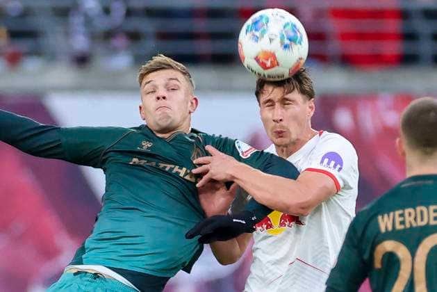 Keke Topp (Werder Bremen) und Willi Orban (RB Leipzig) kaempfen um den Ball, Bundesliga, RB Leipzig v SV Werder Bremen, Red Bull Arena am 23. November 2025 in Leipzig, Deutschland. (Foto von Marco Steinbrenner DeFodi Images) Keke Topp (Werder Bremen) und Willi Orban (RB Leipzig) battle for the ball, Bundesliga, RB Leipzig v SV Werder Bremen, Red Bull Arena, November 23, 2025 in Leipzig, Germany. (Photo by Marco Steinbrenner DeFodi Images) DFL regulations prohibit any use of photographs as image sequences and or quasi-video.