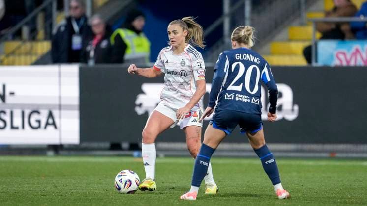 v.li.: Georgia Stanway (FCB, 31), Laura Gloning (TSG, 20), Zweikampf, Spielszene, Duell, duel, tackle, tackling, Dynamik, Action, Aktion, 23.11.2025, Sinsheim (Hoffenheim) (Deutschland), Fussball, Google Pixel Frauen-Bundesliga, TSG 1899 Hoffenheim - FC Bayern München, DFB DFL REGULATIONS PROHIBIT ANY USE OF PHOTOGRAPHS AS IMAGE SEQUENCES AND OR QUASI-VIDEO.