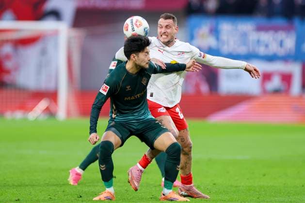 Yukinari Sugawara (Werder Bremen) und David Raum (RB Leipzig) kaempfen um den Ball, Bundesliga, RB Leipzig v SV Werder Bremen, Red Bull Arena am 23. November 2025 in Leipzig, Deutschland. (Foto von Marco Steinbrenner DeFodi Images) Yukinari Sugawara (Werder Bremen) und David Raum (RB Leipzig) battle for the ball, Bundesliga, RB Leipzig v SV Werder Bremen, Red Bull Arena, November 23, 2025 in Leipzig, Germany. (Photo by Marco Steinbrenner DeFodi Images) DFL regulations prohibit any use of photographs as image sequences and or quasi-video.