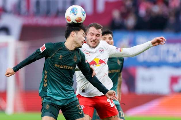 Yukinari Sugawara (Werder Bremen) und David Raum (RB Leipzig) kaempfen um den Ball, Bundesliga, RB Leipzig v SV Werder Bremen, Red Bull Arena am 23. November 2025 in Leipzig, Deutschland. (Foto von Marco Steinbrenner DeFodi Images) Yukinari Sugawara (Werder Bremen) und David Raum (RB Leipzig) battle for the ball, Bundesliga, RB Leipzig v SV Werder Bremen, Red Bull Arena, November 23, 2025 in Leipzig, Germany. (Photo by Marco Steinbrenner DeFodi Images) DFL regulations prohibit any use of photographs as image sequences and or quasi-video.