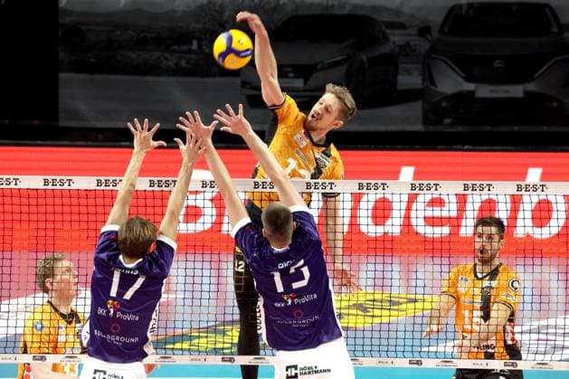 DEU, DVV, 1.VBL, BR Volleys vs. ASV Dachau, 23.11.2025, Max-Schmeling-Halle, Berlin, DEU, DVV, 1.VBL, BR Volleys vs. ASV Dachau, im Bild Florian Krage-Brewitz (BR Volleys 12), William Kuhns (Dachau 17), Fabian Suck (Dachau 15)