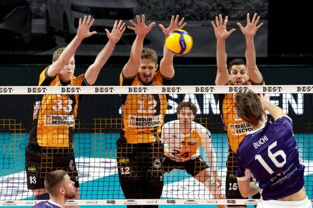 DEU, DVV, 1.VBL, BR Volleys vs. ASV Dachau, 23.11.2025, Max-Schmeling-Halle, Berlin, DEU, DVV, 1.VBL, BR Volleys vs. ASV Dachau, im Bild Fedor Ivanov (BR Volleys 33), Florian Krage-Brewitz (BR Volleys 12), Moritz Reichert (BR Volleys 15), Marius Buechi (Dachau 16)