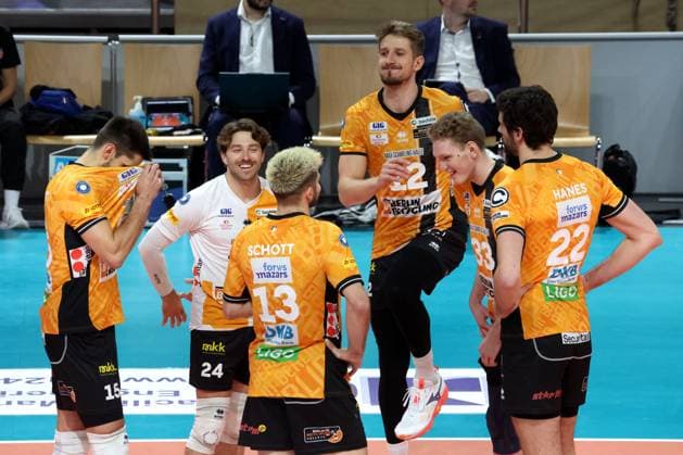 DEU, DVV, 1.VBL, BR Volleys vs. ASV Dachau, 23.11.2025, Max-Schmeling-Halle, Berlin, DEU, DVV, 1.VBL, BR Volleys vs. ASV Dachau, im Bild Challenge, BR Volleys-Spielerkreis