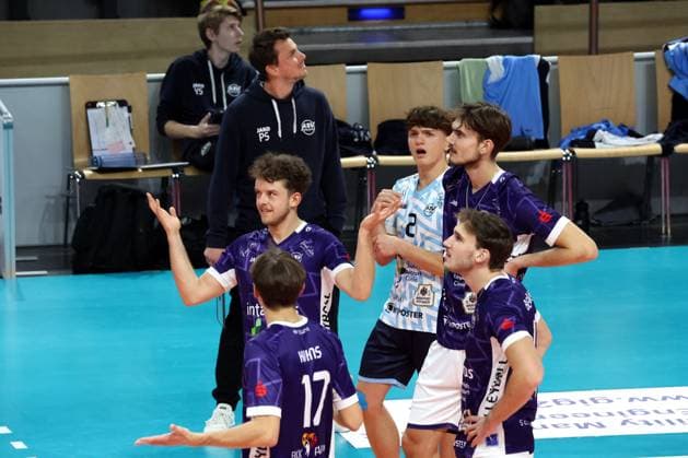 DEU, DVV, 1.VBL, BR Volleys vs. ASV Dachau, 23.11.2025, Max-Schmeling-Halle, Berlin, DEU, DVV, 1.VBL, BR Volleys vs. ASV Dachau, im Bild Challenge, Dachau-Spielerkreis, Trainer Patrick Steuerwald (Dachau)