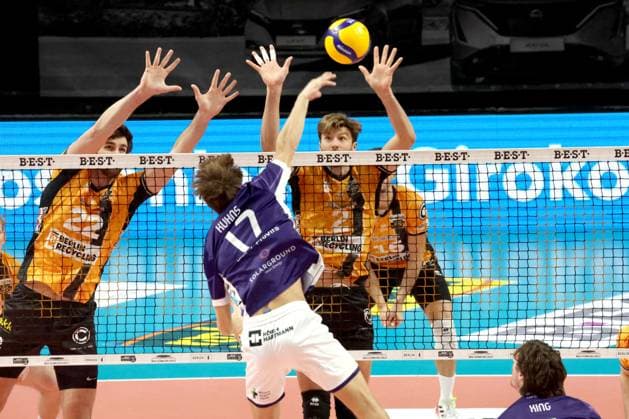 DEU, DVV, 1.VBL, BR Volleys vs. ASV Dachau, 23.11.2025, Max-Schmeling-Halle, Berlin, DEU, DVV, 1.VBL, BR Volleys vs. ASV Dachau, im Bild Jake Hanes (BR Volleys 22), Matthew Knigge (BR Volleys 2), William Kuhns (Dachau 17)