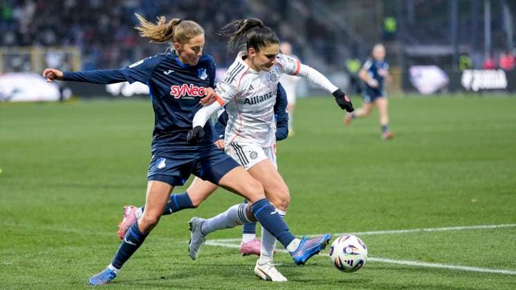 v.li.: Lisann Kaut (TSG, 4) sieht nach diesem Zweikampf mit Jovana Damnjanovic (FCB, 9) die Gelb-Rote Karte, Platzverweis, Hinausstellung, Feldverweis, second yellow card, Highlight, Spielszene, Spielszene, Duell, duel, tackle, tackling, Dynamik, Action, Aktion, Foul, Foulspiel, beim Foulen, 23.11.2025, Sinsheim (Hoffenheim) (Deutschland), Fussball, Google Pixel Frauen-Bundesliga, TSG 1899 Hoffenheim - FC Bayern München, DFB DFL REGULATIONS PROHIBIT ANY USE OF PHOTOGRAPHS AS IMAGE SEQUENCES AND OR QUASI-VIDEO.