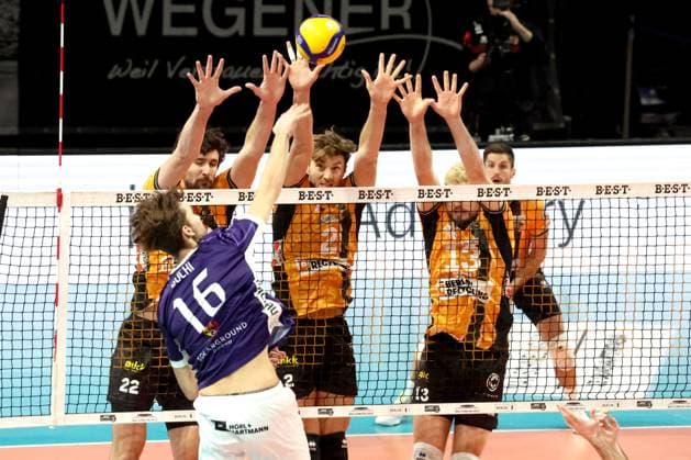 DEU, DVV, 1.VBL, BR Volleys vs. ASV Dachau, 23.11.2025, Max-Schmeling-Halle, Berlin, DEU, DVV, 1.VBL, BR Volleys vs. ASV Dachau, im Bild Jake Hanes (BR Volleys 22), Matthew Knigge (BR Volleys 2), Ruben Schott (BR Volleys 13), Marius Buechi (Dachau 16)
