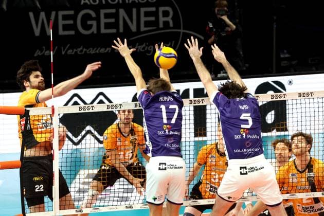 DEU, DVV, 1.VBL, BR Volleys vs. ASV Dachau, 23.11.2025, Max-Schmeling-Halle, Berlin, DEU, DVV, 1.VBL, BR Volleys vs. ASV Dachau, im Bild Jake Hanes (BR Volleys 22), William Kuhns (Dachau 17), Alexander King (Dachau 5)