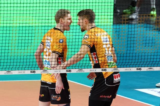 DEU, DVV, 1.VBL, BR Volleys vs. ASV Dachau, 23.11.2025, Max-Schmeling-Halle, Berlin, DEU, DVV, 1.VBL, BR Volleys vs. ASV Dachau, im Bild Fedor Ivanov (BR Volleys 33), Florian Krage-Brewitz (BR Volleys 12)