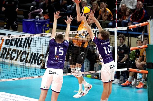 DEU, DVV, 1.VBL, BR Volleys vs. ASV Dachau, 23.11.2025, Max-Schmeling-Halle, Berlin, DEU, DVV, 1.VBL, BR Volleys vs. ASV Dachau, im Bild Moritz Reichert (BR Volleys 15), Fabian Suck (Dachau 15), Luca Russelmann (Dachau 10)