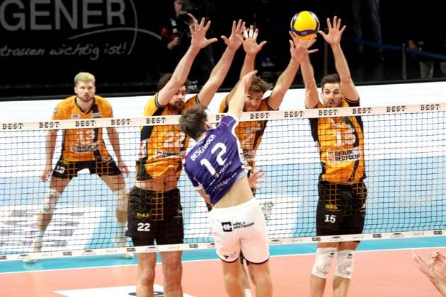 DEU, DVV, 1.VBL, BR Volleys vs. ASV Dachau, 23.11.2025, Max-Schmeling-Halle, Berlin, DEU, DVV, 1.VBL, BR Volleys vs. ASV Dachau, im Bild Jake Hanes (BR Volleys 22), Matthew Knigge (BR Volleys 2), Moritz Reichert (BR Volleys 15), Tobias Besenboeck (Dachau 12)