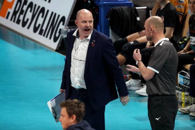 DEU, DVV, 1.VBL, BR Volleys vs. ASV Dachau, 23.11.2025, Max-Schmeling-Halle, Berlin, DEU, DVV, 1.VBL, BR Volleys vs. ASV Dachau, im Bild Trainer Joel Banks (BR Volleys), Schiedsrichter