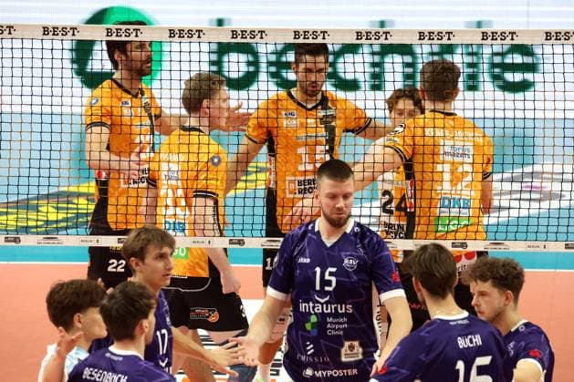 DEU, DVV, 1.VBL, BR Volleys vs. ASV Dachau, 23.11.2025, Max-Schmeling-Halle, Berlin, DEU, DVV, 1.VBL, BR Volleys vs. ASV Dachau, im Bild BR Volleys-Spielerkreis, Dachau-Spielerkreis
