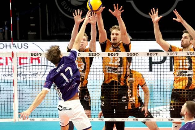 DEU, DVV, 1.VBL, BR Volleys vs. ASV Dachau, 23.11.2025, Max-Schmeling-Halle, Berlin, DEU, DVV, 1.VBL, BR Volleys vs. ASV Dachau, im Bild Fedor Ivanov (BR Volleys 33), Florian Krage-Brewitz (BR Volleys 12), William Kuhns (Dachau 17)