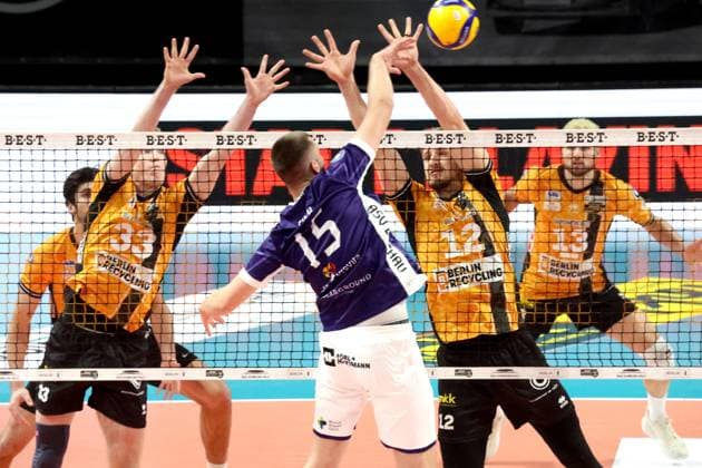 DEU, DVV, 1.VBL, BR Volleys vs. ASV Dachau, 23.11.2025, Max-Schmeling-Halle, Berlin, DEU, DVV, 1.VBL, BR Volleys vs. ASV Dachau, im Bild Fedor Ivanov (BR Volleys 33), Florian Krage-Brewitz (BR Volleys 12), Fabian Suck (Dachau 15)