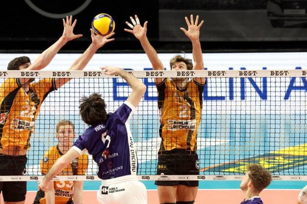 DEU, DVV, 1.VBL, BR Volleys vs. ASV Dachau, 23.11.2025, Max-Schmeling-Halle, Berlin, DEU, DVV, 1.VBL, BR Volleys vs. ASV Dachau, im Bild Jake Hanes (BR Volleys 22), Matthew Knigge (BR Volleys 2), Alexander King (Dachau 5)