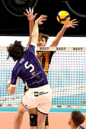 DEU, DVV, 1.VBL, BR Volleys vs. ASV Dachau, 23.11.2025, Max-Schmeling-Halle, Berlin, DEU, DVV, 1.VBL, BR Volleys vs. ASV Dachau, im Bild Matthew Knigge (BR Volleys 2), Alexander King (Dachau 5)