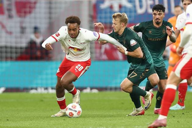 23.11.2025, xtgx, Fussball - 1.Bundesliga RB Leipzig - SV Werder Bremen emspor, v.l. Assan Ouedraogo (Leipzig, 20), Marco Gruell (Grüll, Bremen, 17) Zweikampf, Duell, Kampf, tackle (DFL DFB REGULATIONS PROHIBIT ANY USE OF PHOTOGRAPHS as IMAGE SEQUENCES and or QUASI-VIDEO) Leipzig