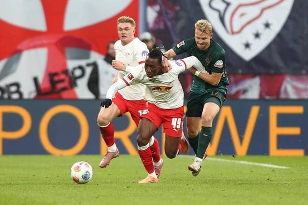 23.11.2025, xtgx, Fussball - 1.Bundesliga RB Leipzig - SV Werder Bremen emspor, v.l. Yan Diomande (Leipzig, 49), Marco Gruell (Grüll, Bremen, 17) Zweikampf, Duell, Kampf, tackle (DFL DFB REGULATIONS PROHIBIT ANY USE OF PHOTOGRAPHS as IMAGE SEQUENCES and or QUASI-VIDEO) Leipzig