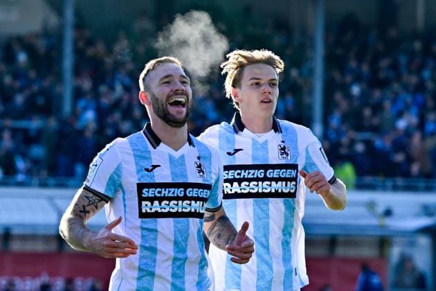 v.li.: Torschuetze Patrick Hobsch (TSV 1860, 34) und Clemens Lippmann (TSV 1860, 41) mit Torjubel, Jubel, Torjubel, Torerfolg, celebrate the goal, goal, celebration, Jubel ueber das Tor zum 1:0, optimistisch, Action, Aktion, 23.11.2025, München (Deutschland), Fussball, 3. Liga, TSV 1860 München - 1. FC Saarbrücken, DFB DFL REGULATIONS PROHIBIT ANY USE OF PHOTOGRAPHS AS IMAGE SEQUENCES AND OR QUASI-VIDEO.