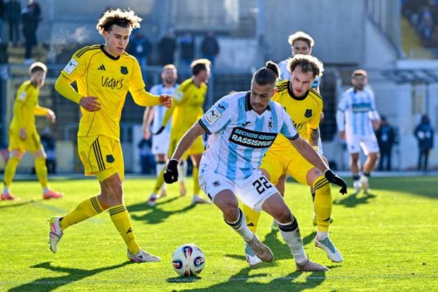 v.li.: Lasse Wilhelm (Saarbruecken, 18) Sigurd Haugen (TSV 1860, 22) Philip Fahrner (Saarbruecken, 2) im Zweikampf, Duell, duel, tackle, Dynamik, Action, Aktion, 23.11.2025, München (Deutschland), Fussball, 3. Liga, TSV 1860 München - 1. FC Saarbrücken, DFB DFL REGULATIONS PROHIBIT ANY USE OF PHOTOGRAPHS AS IMAGE SEQUENCES AND OR QUASI-VIDEO.