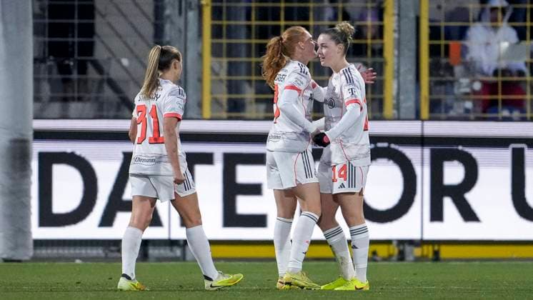 v.li.: Georgia Stanway (FCB, 31), Stine Ballisager Pedersen (FCB, 3), Torschützin Alara Sehitler (FCB, 14), Spielerinnen vom FC Bayern München, jubeln über das Tor zum 1:2, Jubel, Torjubel, Torerfolg, celebrate the goal, goal, celebration, jubelt ueber das Tor, Freuen, Freude, freut sich, optimistisch, positiv, Spielszene, Highlight, Action, Aktion, 23.11.2025, Sinsheim (Hoffenheim) (Deutschland), Fussball, Google Pixel Frauen-Bundesliga, TSG 1899 Hoffenheim - FC Bayern München, DFB DFL REGULATIONS PROHIBIT ANY USE OF PHOTOGRAPHS AS IMAGE SEQUENCES AND OR QUASI-VIDEO.