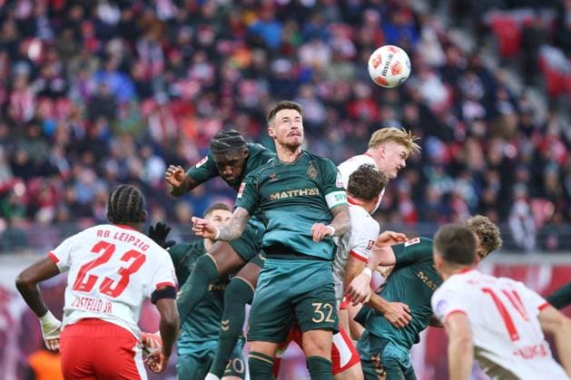 Leipzig, Sachsen, Deutschland, 23.11.2025: Red-Bull-Arena: 11. Spieltag, Saison 2025 26, 1. Fußball-Bundesliga: RB Leipzig - SV Werder Bremen: Mehre Spieler im Kampf um einen hohen Ball, darunter Castello Lukeba (23, RBL), Marco Friedl (31, Werder Bremen), Conrad Harder (11, RBL) und Christoph Baumgartner (14, RBL) Copyright: xdtsxNachrichtenagenturx dts_94837