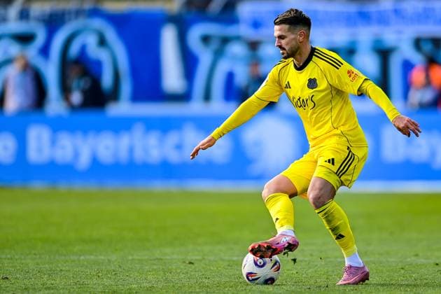 Kasim Rabihic (Saarbruecken, 10) am Ball, Freisteller, Einzelbild, Aktion, Action, 23.11.2025, München (Deutschland), Fussball, 3. Liga, TSV 1860 München - 1. FC Saarbrücken, DFB DFL REGULATIONS PROHIBIT ANY USE OF PHOTOGRAPHS AS IMAGE SEQUENCES AND OR QUASI-VIDEO.