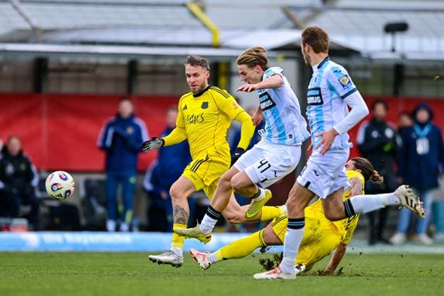 v.li.: Patrick Schmidt (Saarbruecken, 39) Clemens Lippmann (TSV 1860, 41) Dominik Baumann (Saarbruecken, 30) Siemen Voet (TSV 1860, 3) im Zweikampf, Duell, duel, tackle, Dynamik, Action, Aktion, 23.11.2025, München (Deutschland), Fussball, 3. Liga, TSV 1860 München - 1. FC Saarbrücken, DFB DFL REGULATIONS PROHIBIT ANY USE OF PHOTOGRAPHS AS IMAGE SEQUENCES AND OR QUASI-VIDEO.