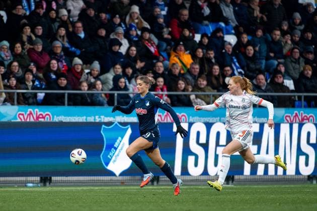 Selina Cerci (TSG Hoffenheim, 29) im Zweikampf mit Stine Ballisager (FC Bayern Muenchen, 03), GER, TSG 1899 Hoffenheim vs FC Bayern Muenchen, Fussball Google Pixel Frauen Bundesliga, 11. Spieltag, Saison 2025 2026, 23.11.2025 DFB regulations prohibit any use of photographs as image sequences and or quasi-video GER, TSG 1899 Hoffenheim vs FC Bayern Muenchen, Fussball Google Pixel Frauen Bundesliga, 11. Spieltag, Saison 2025 2026, 23.11.2025 Hoffenheim Copyright: xEibner-Pressefoto Memmlerx EP_MMR