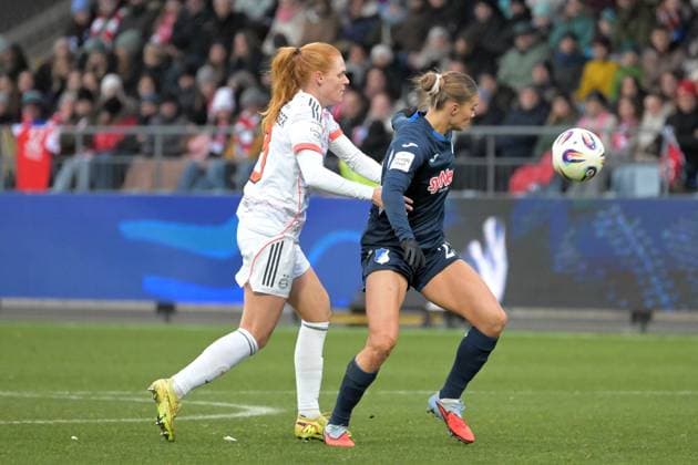 Selina Cerci (TSG 1899 Hoffenheim, 29) im Zweikampf mit Stine Ballisager (FC Bayern Muenchen, 03) GER, TSG 1899 Hoffenheim vs. FC Bayern Muenchen , Fussball, Google Pixel Frauen-Bundesliga, Saison 2025 2026, 23.11.2025 DFB DFL regulations prohibit any use of photographs as image sequences and or quasi-video GER, TSG 1899 Hoffenheim vs. FC Bayern Muenchen , Fussball, Google Pixel Frauen-Bundesliga, Saison 2025 2026, 23.11.2025 Hoffenheim Copyright: xEibner-Pressefoto TobiasxBaurx EP_TBR