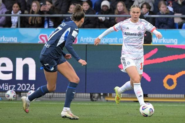 Klara Buehl (FC Bayern Muenchen, 17) im Zweikampf mit Franziska Harsch (TSG 1899 Hoffenheim, 17) GER, TSG 1899 Hoffenheim vs. FC Bayern Muenchen , Fussball, Google Pixel Frauen-Bundesliga, Saison 2025 2026, 23.11.2025 DFB DFL regulations prohibit any use of photographs as image sequences and or quasi-video GER, TSG 1899 Hoffenheim vs. FC Bayern Muenchen , Fussball, Google Pixel Frauen-Bundesliga, Saison 2025 2026, 23.11.2025 Hoffenheim Copyright: xEibner-Pressefoto TobiasxBaurx EP_TBR